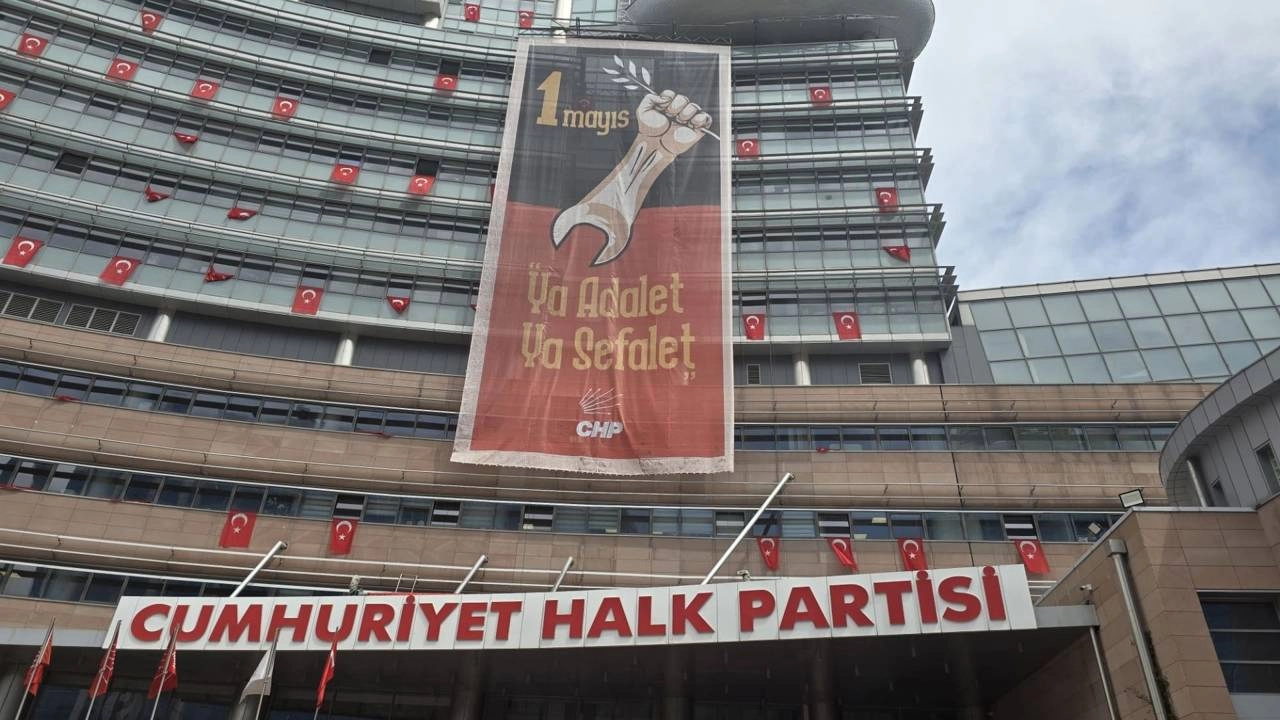 1 Mayıs'a özel pankart: Adalet mi, sefalet mi CHP Genel Merkezi'nde!