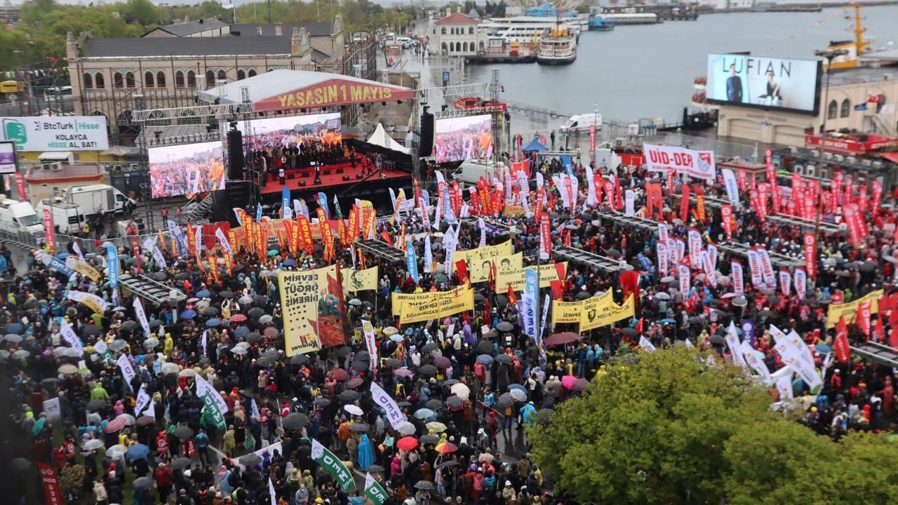 1 Mayıs'ta İstanbul'u Sallayan Kalabalık: Kadıköy Meydanı Doldu!