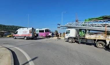 Sakarya'da özel halk otobüsü ile kamyon çarpıştı. Kazada kamyon şoförü ehliyetsizmiş.