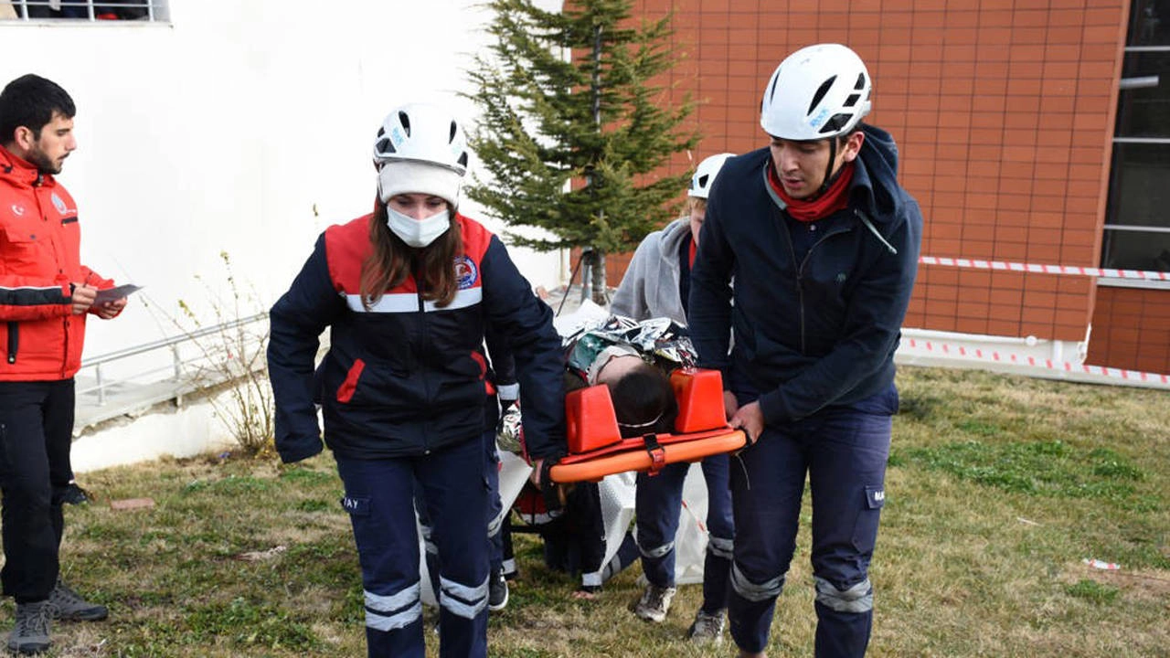 "20 Bin Mezun İşsiz, Yetenekleri Bekliyor: 'Acil Yardım'cılar Göreve Hazır"