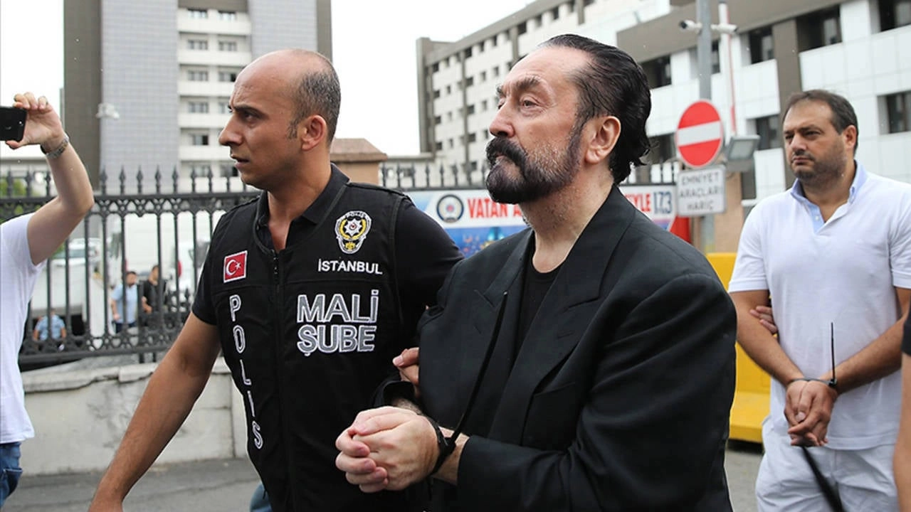 Adnan Oktar'a iki suçtan beraat!