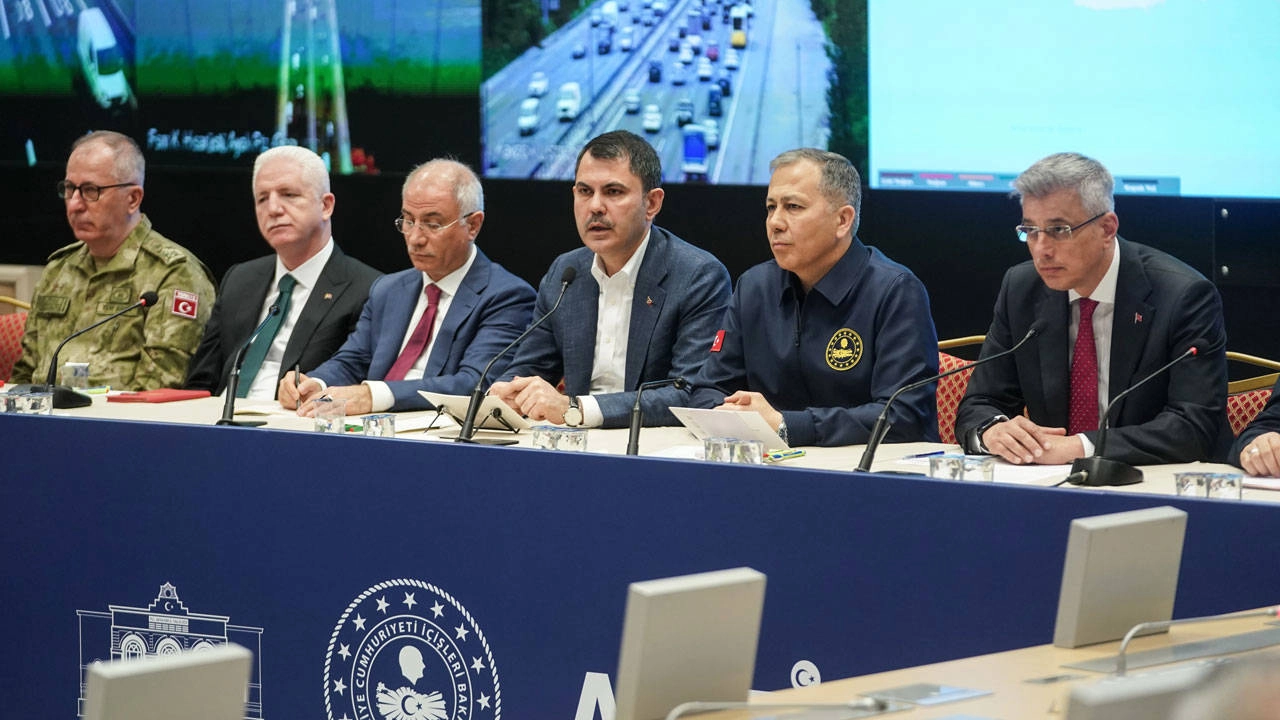 AKP'nin çarpıcı özeti: Deprem öncesi sessizlik, sonrası sahte birlikçilik
