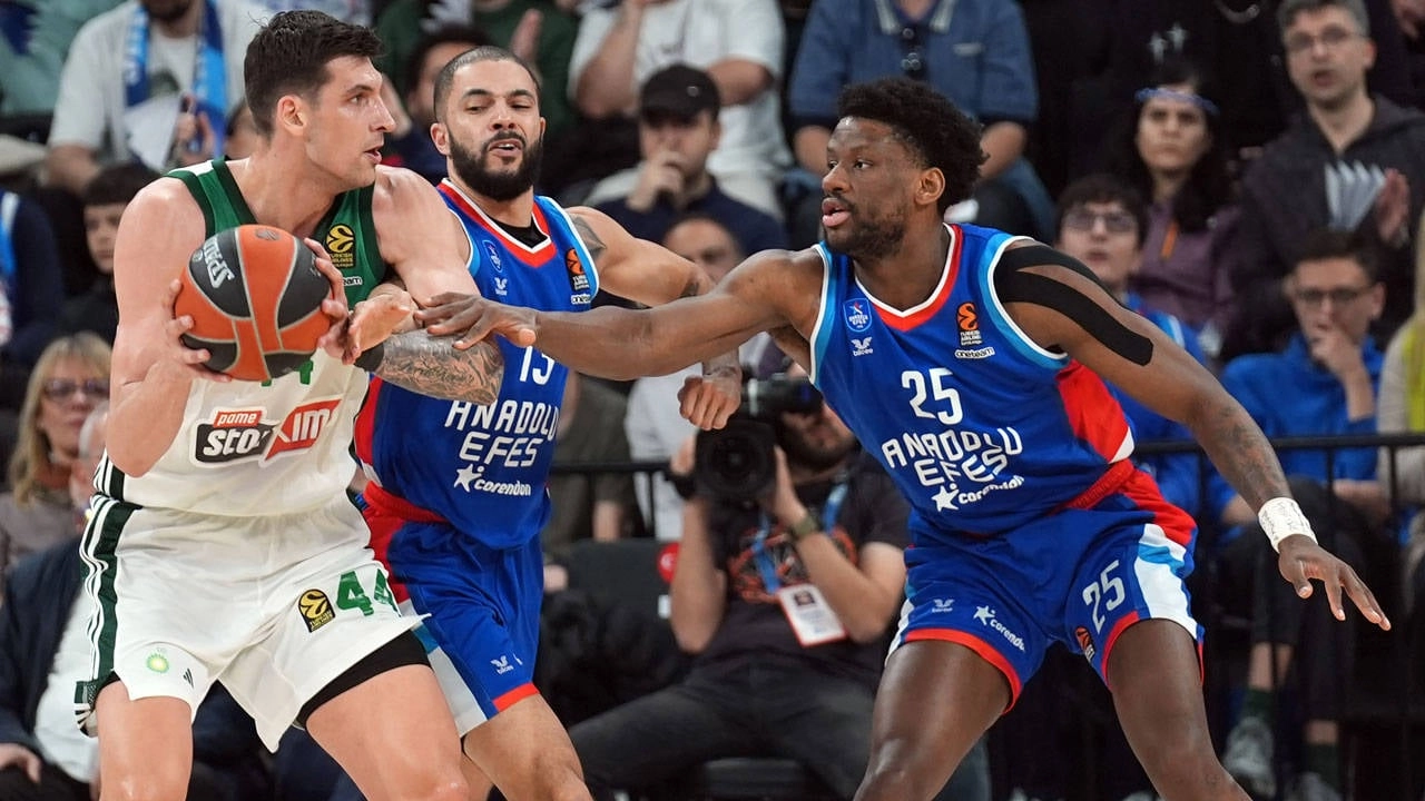 "Anadolu Efes, Panathinaikos'u devirerek Final Four'a göz kırpıyor"