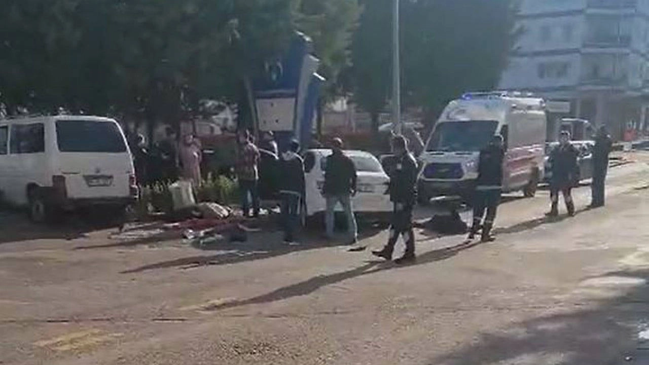 Ankara'da Minibüs ve Otomobil Kaza Yaptı: 3'ü Ağır 9 Kişi Yaralandı - Trajik Kaza!