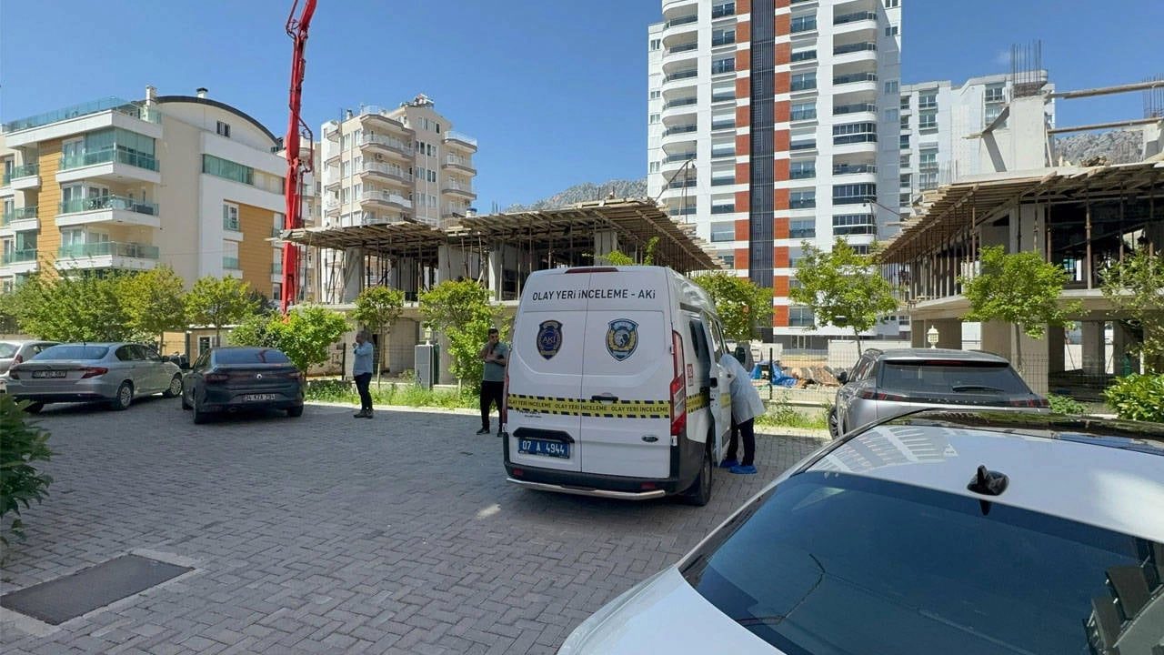 Antalya'da bir kadın, evinde ölü bulundu: Yetkililer şüpheli buluyor!