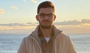 Aydın'da bir kişi evinin bahçesinde ağaca asılı halde bulundu. Olayla ilgili soruşturma başlatıldı.