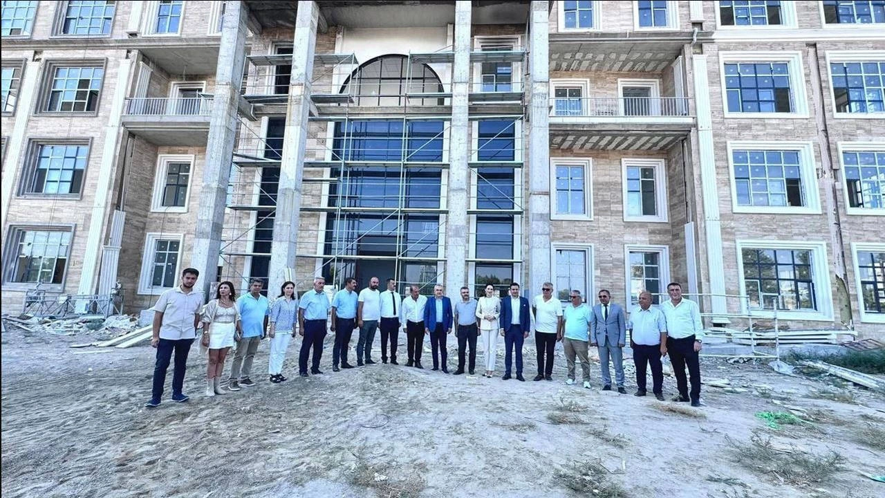 "Aydın'da Yarım Kaldı: AKP'li Heyetin Ziyareti Sonrası Hükümet Konağı Paraları Yuttu"