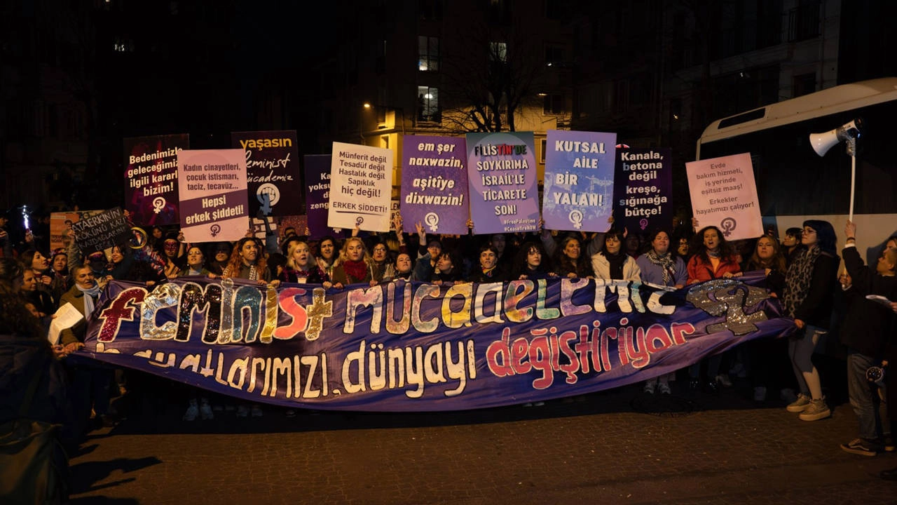Barikatları aşarak geldik, engelleri bir bir yıktık!
