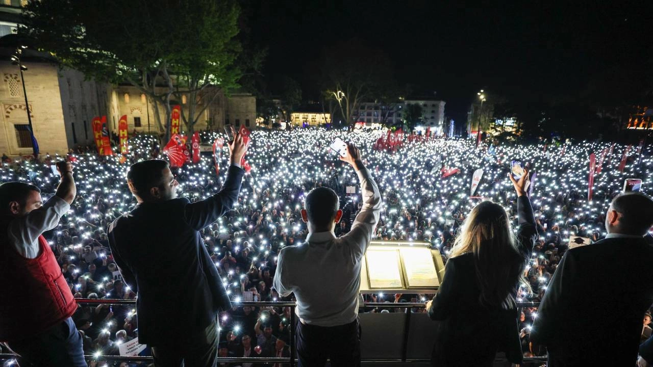 "CHP Beyazıt Meydanı'nda: İmamoğlu için toplanan imza 15 milyona dayandı"