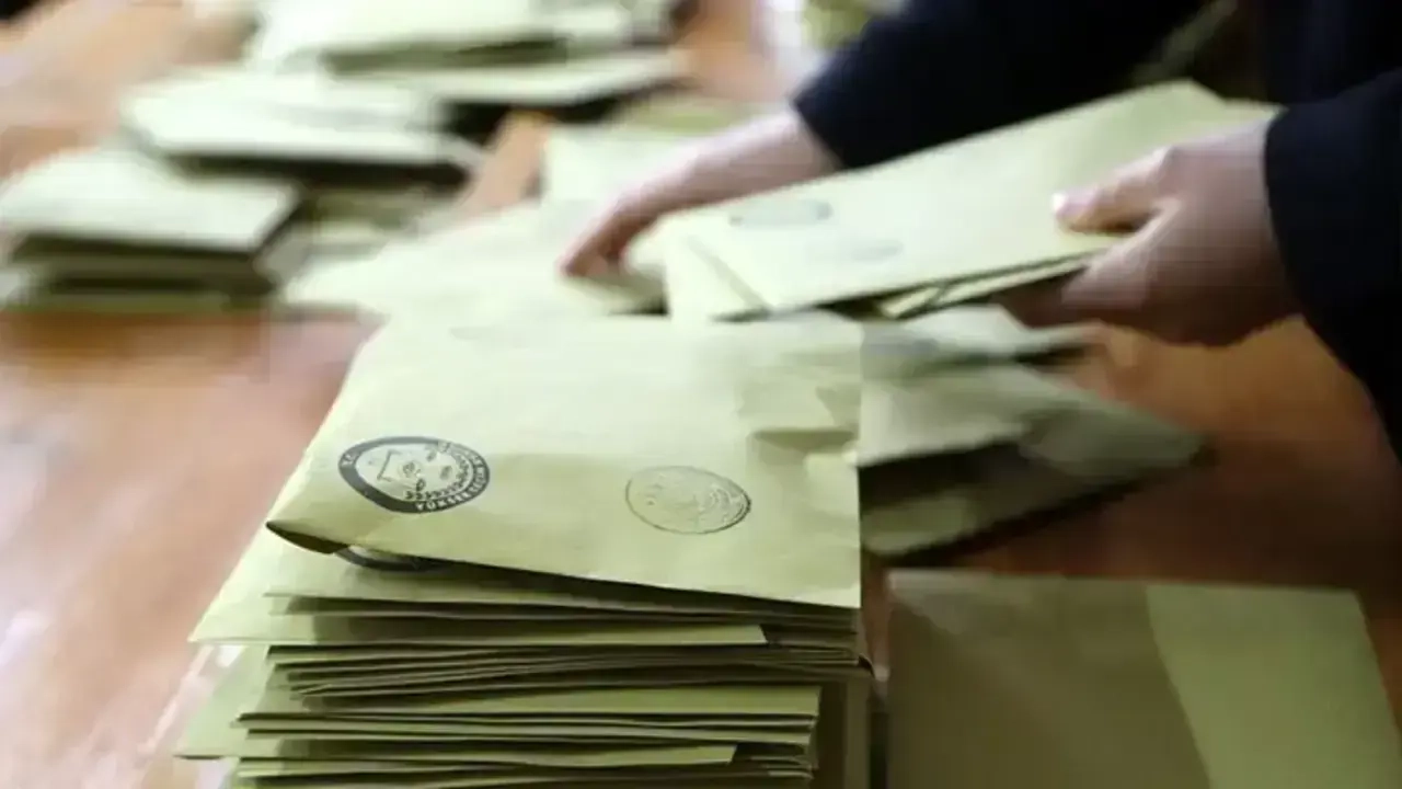 "CHP ve AKP Arasındaki 6 Puanlık Fark Devam Ediyor: Yurttaşlar Kayyuma Karşı!"