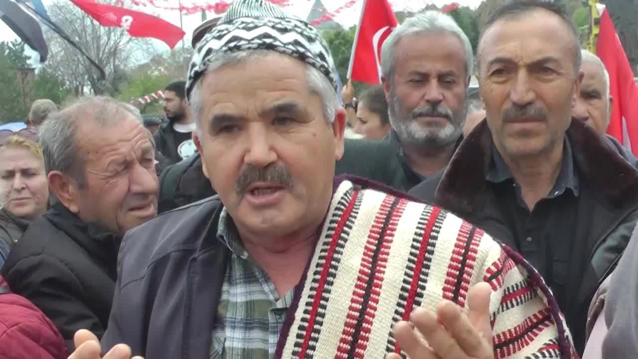 Çiftçi, CHP'nin Konya mitingine heybeyle katıldı: "Adaleti dolduracağız, ama turp yok!"