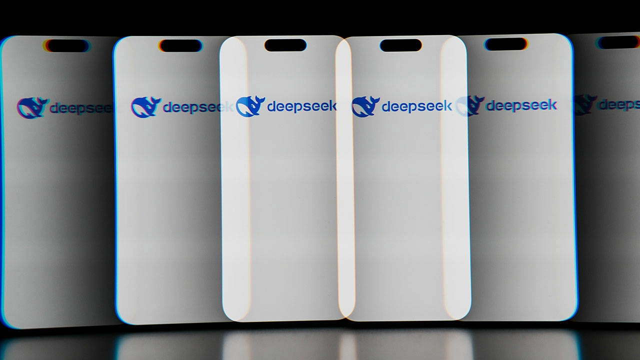 DeepSeek, teknoloji piyasasına fırtına gibi girdi, Donald Trump ise "ABD'yi uyandırmalıyız" dedi.