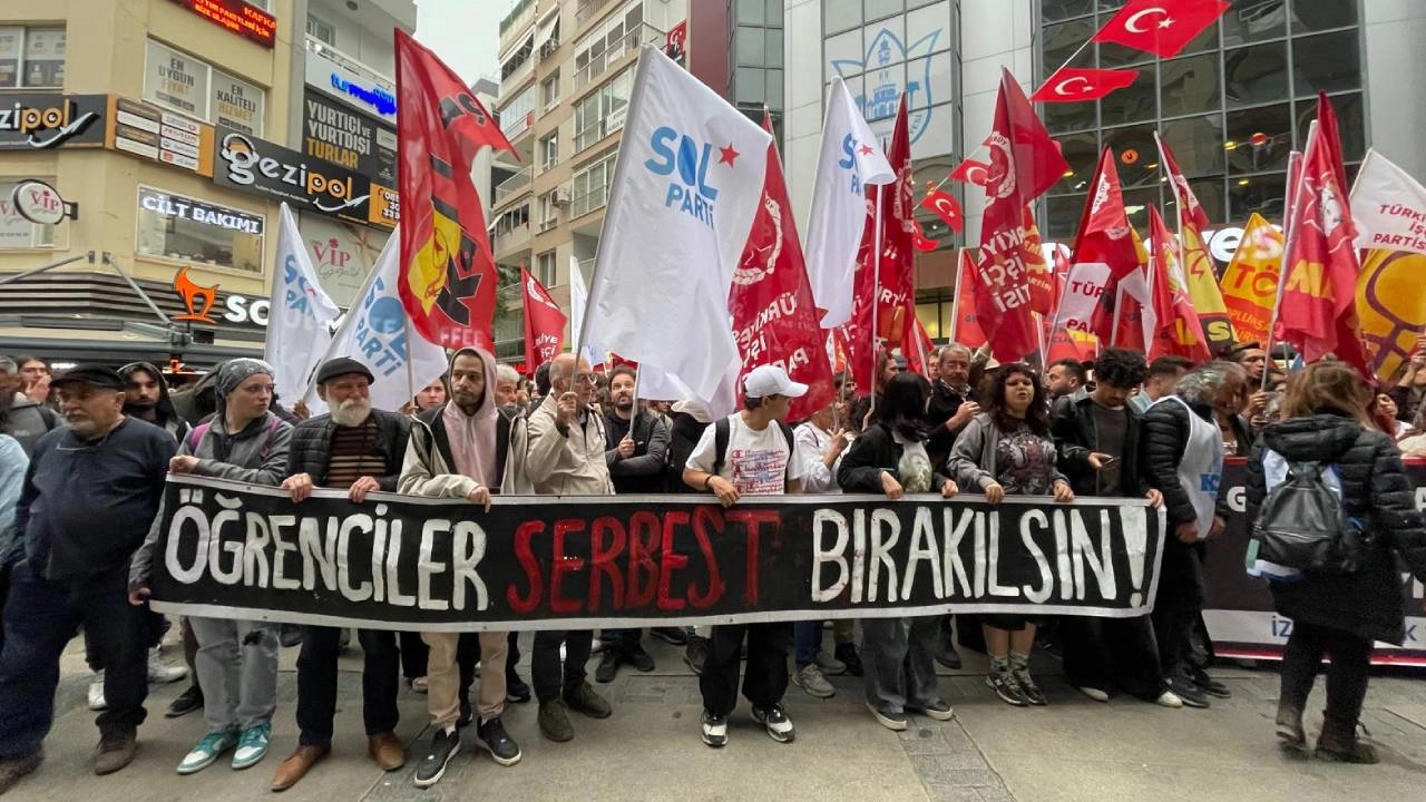 Demokrasiye vurulan prangalara İzmir'den isyan: Özgürlüğe sahip çıkacağız!