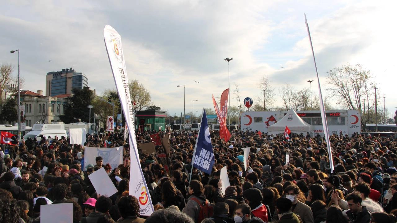 'Diplomasız Erdoğan' sloganı atan 5 gence ev hapsi cezası