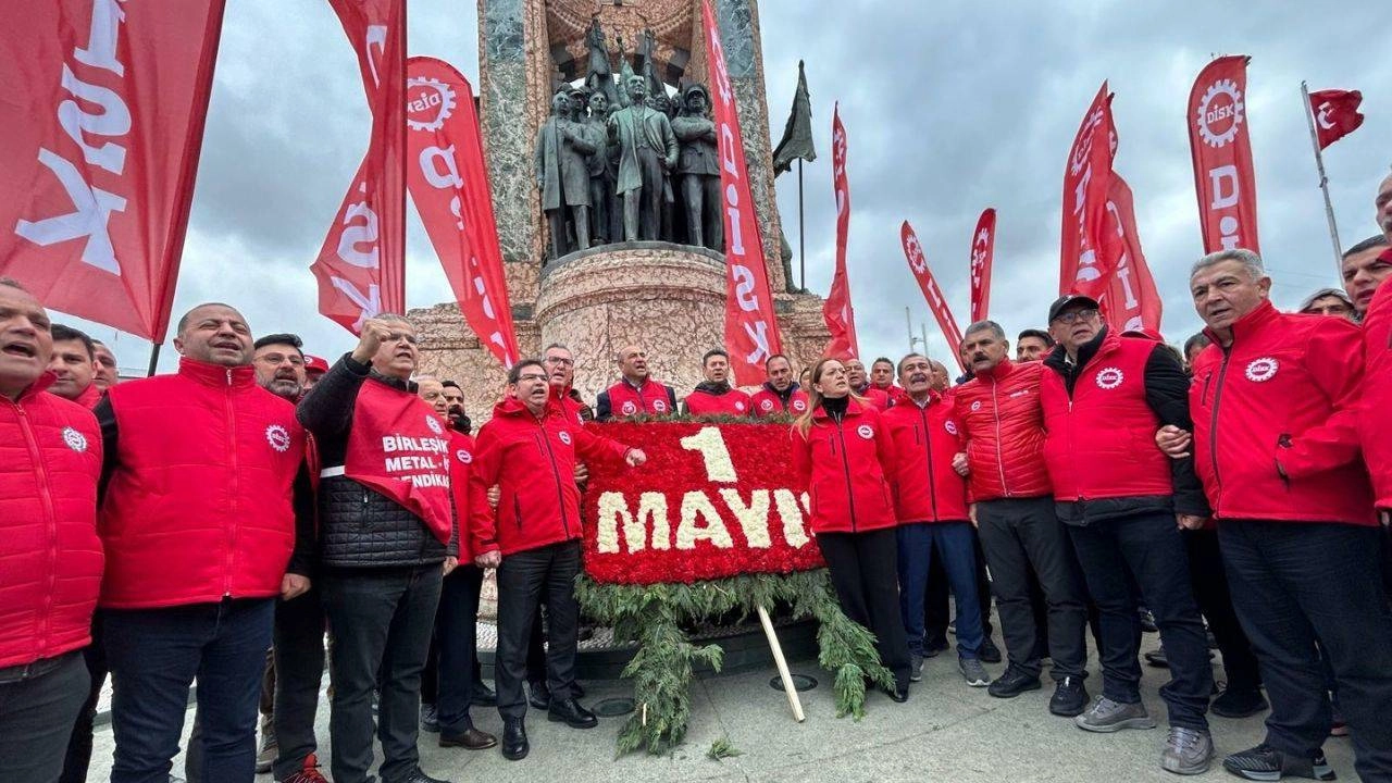 DİSK, Taksim'de Cumhuriyet'e saygı duruşunda bulundu: Taksim'in yasaklarına son verin!