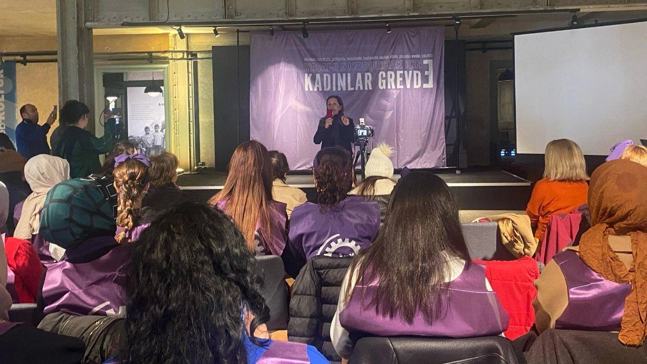 DİSK'li Kadınlar 7 Mart'ta Grevde: Kadınlar Durursa Dünya Durur!