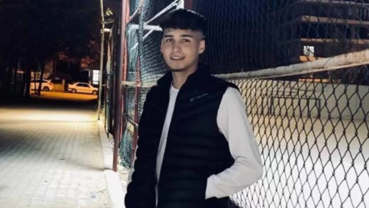Elektrik Direğine Çarpan Otomobil Faciası: 2 Ölü 1 Yaralı