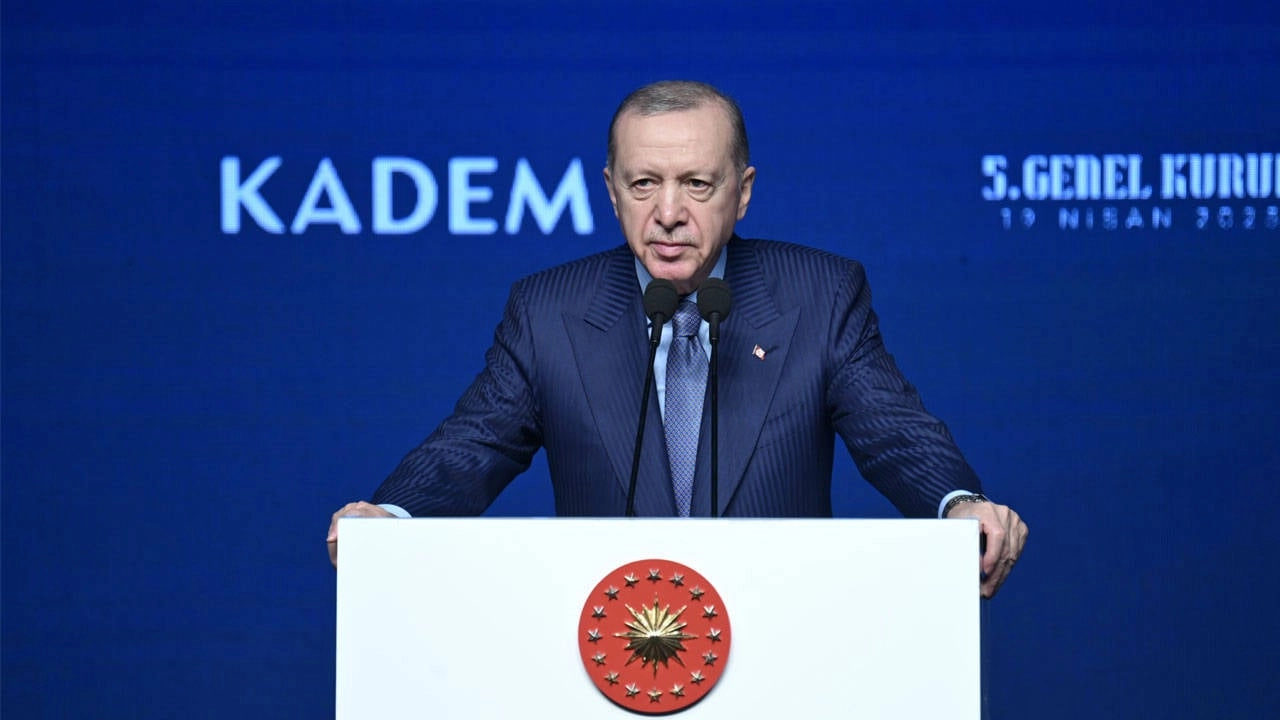 Erdoğan, iktidarını koruyarak: "Kadın düşmanı AK Parti zihniyeti tarihe karıştı" dedi.