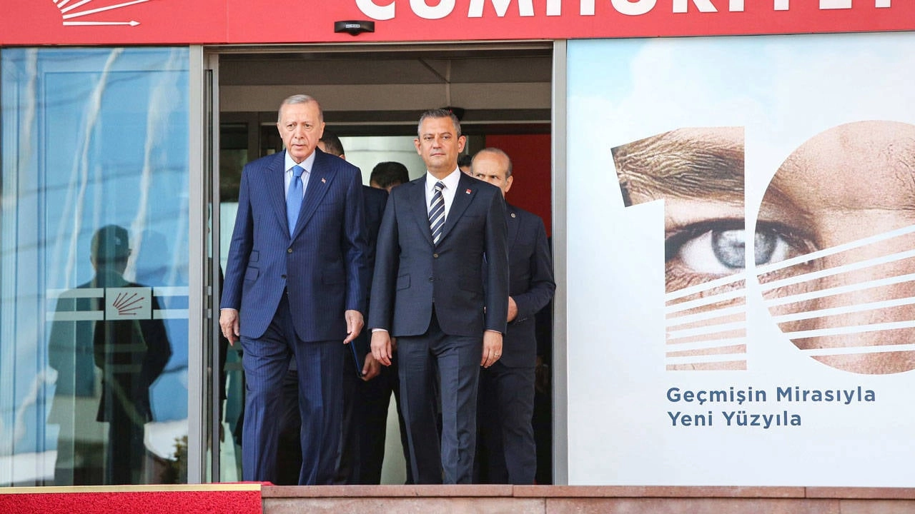 Erdoğan, saldırıya uğrayan Özgür Özel'e 'geçmiş olsun' demekle yetindi.
