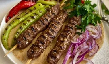 Evde Kolay Adana Kebap Tarifi: Kokusundan Anlayacaksınız!