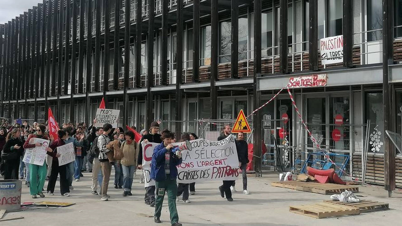 Fransa'da Öğrenciler Bütçe Kesintilerine Karşı Ayaklandı!