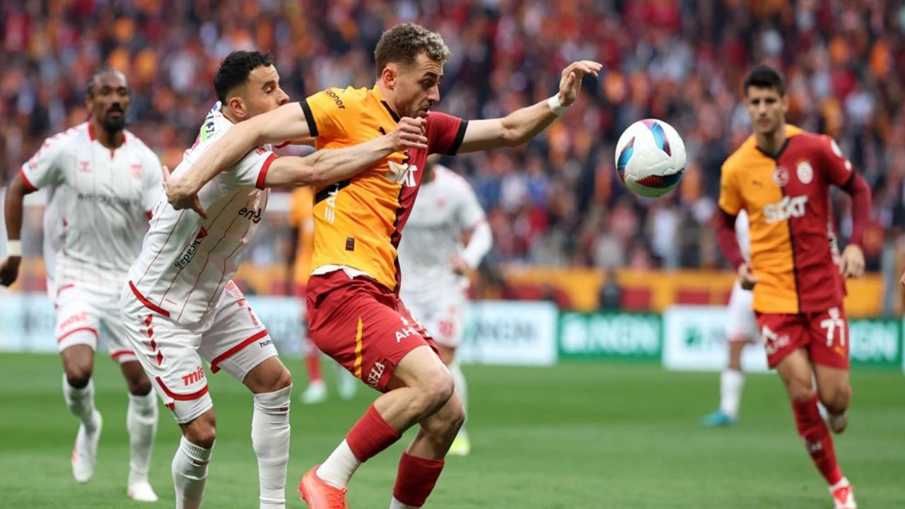 Galatasaray, Sivasspor'u darmadağın etti: Liderlik farkı 8'e yükseldi!