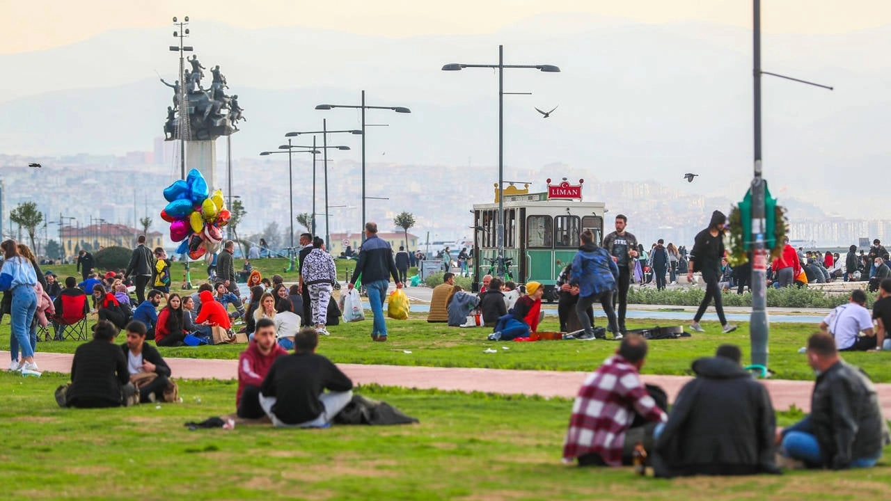 Gençler İzmir'de Hayatta Kalmaya Çalışıyor