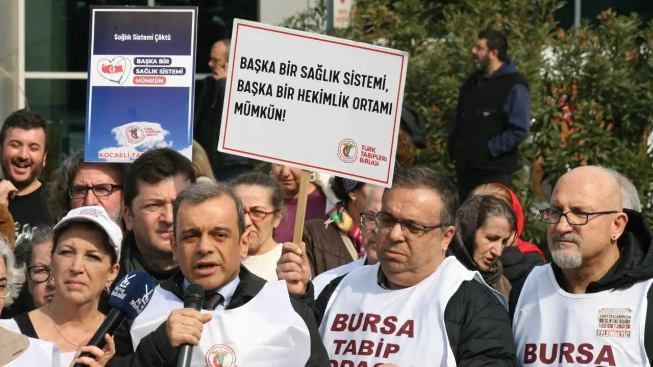 Hekimler, günlük iş bırakarak protesto gösterisi düzenledi