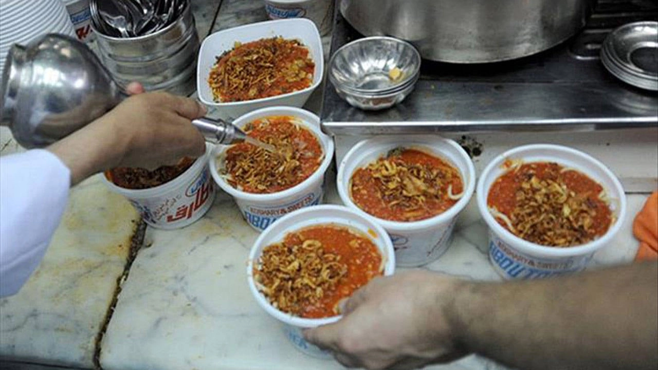 Hindistan'da skandal: Okul yemeğinde yılan parçası çıktı, yüzlerce çocuk zehirlendi!