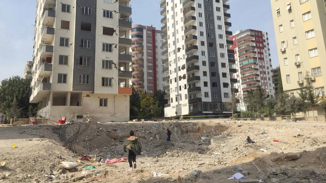 "Hırsız polis ihraç edildi: Depremde hayatını kaybedenlerin altınları gasp edildi!"
