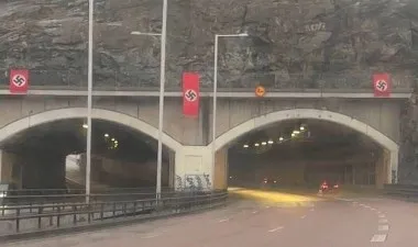 Hitler'in Doğum Gününde Otoyol Girişine Nazi Bayrağı Asıldı