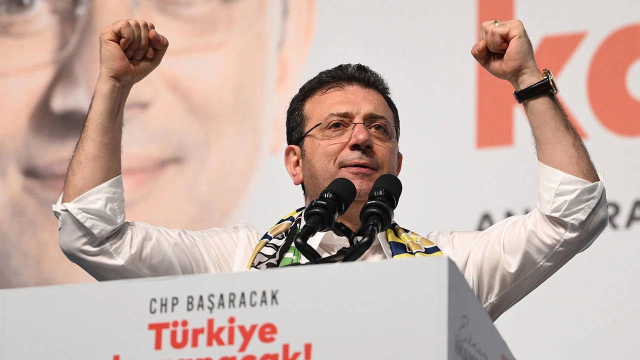 İmamoğlu'na Sansür: CHP'li Yöneticilerden Fotoğraf Protestosu