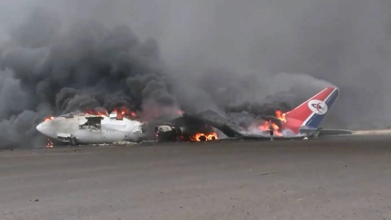İsrail'in Yemen'deki Havalimanını Vurmasıyla Tüm Uçuşlar Durdu