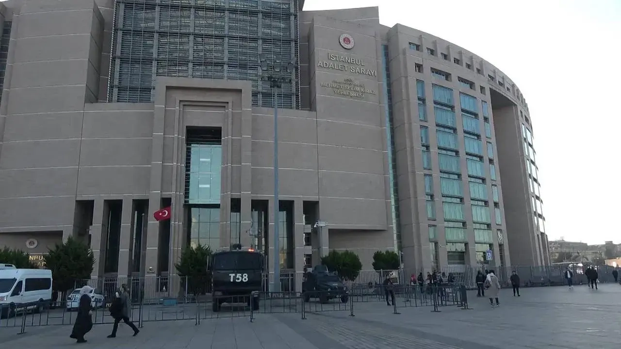 İstanbul Büyükşehir Belediyesi'ne darbe üst üste: 18 kişi tutuklandı, 4 kişi ev hapsinde, 8 kişi yurt dışına çıkış yasağında.