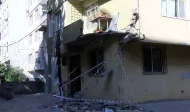 İstanbul'da 5 Katlı Binada Balkon Çöktü!