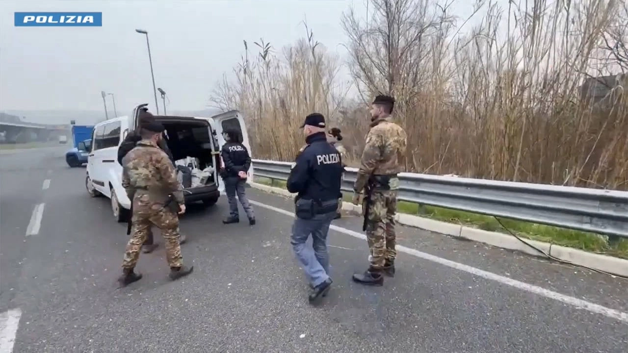 İtalya'da 8 Türkiye vatandaşı, göçmen kaçakçılığı suçlamasıyla tutuklandı!