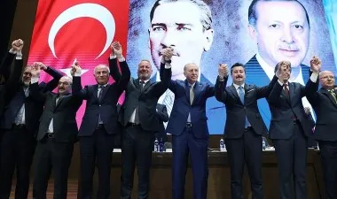 İYİ Parti'den istifa eden belediye başkanları AKP'ye katıldı