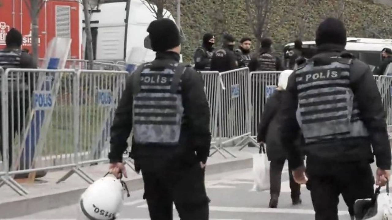 İzmir'de gerçekleştirilen keyfi gözaltılara isyan!