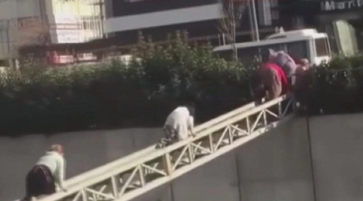 Kabloların Üzerinden Tehlikeli Geçiş!
