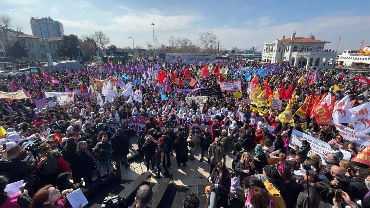 Kadınlar, Kadıköy sokaklarında isyan etti: Eşitlik ve özgürlük için mücadele devam edecek!