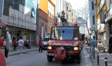 Karaköy'de Ayakkabı Deposunda Yangın Çıktı!