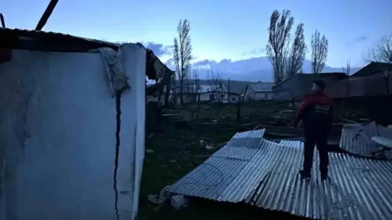 Kars'ta vahşi doğa, 7 evi ve köy okulunu çıplak bıraktı!