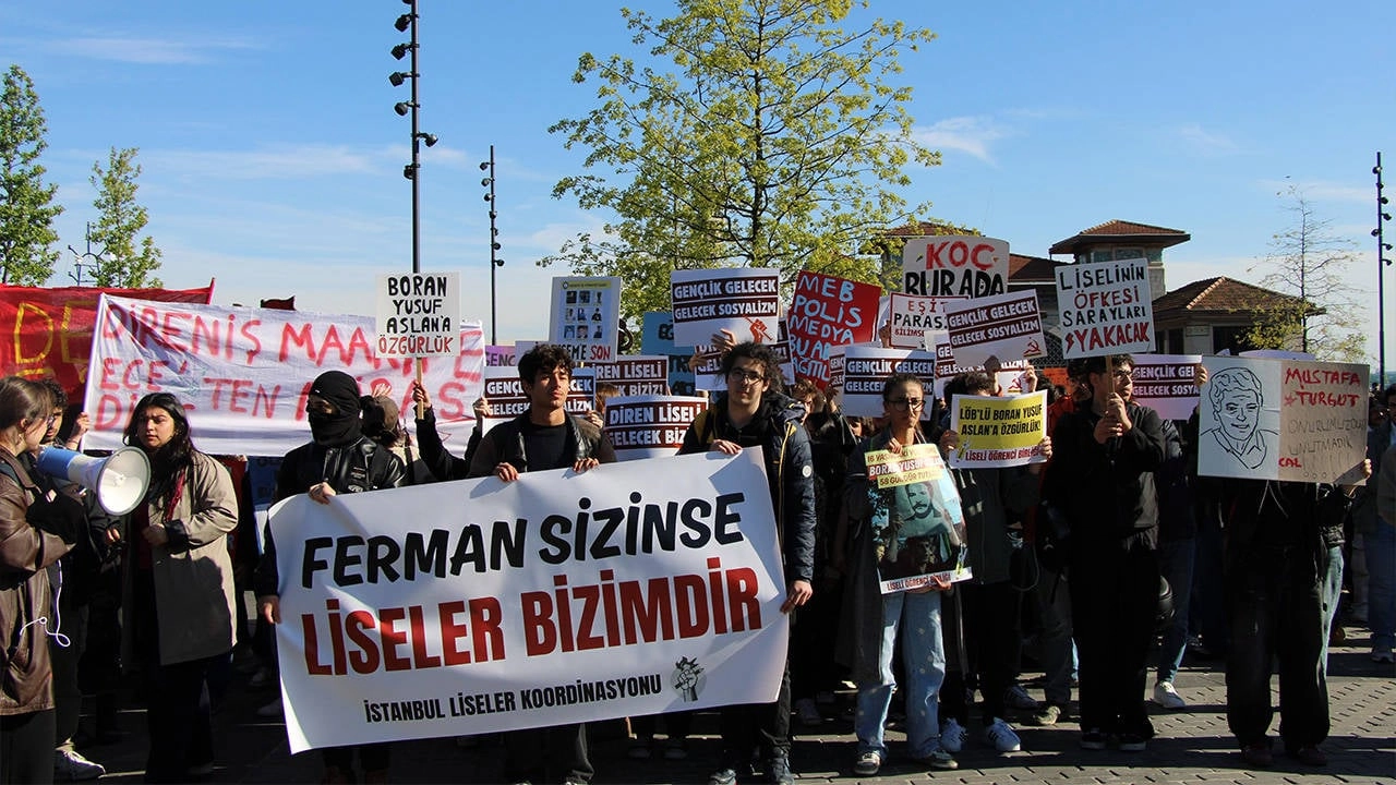 Liselilerin Ayaklanması: "Öğretmenime Dokunma" Hareketi Durmak Bilmiyor