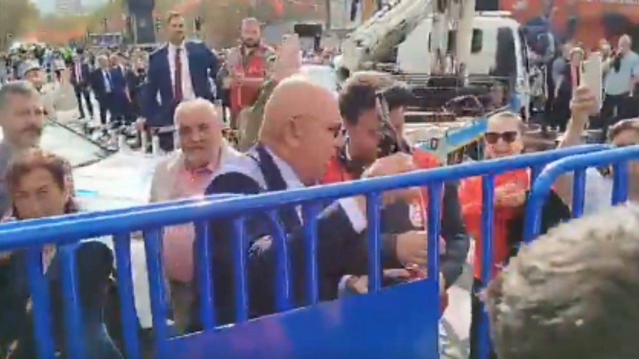 Mahmut Tanal, polis bariyerlerine meydan okuyarak kelepçeyi penseyle kopardı