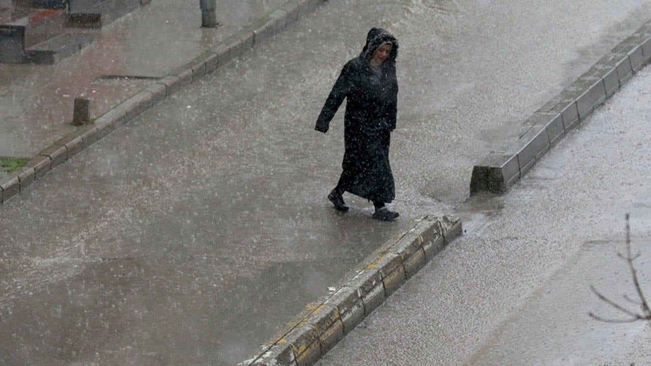 Meteoroloji uyarıyor: Sağanak yağış fırtınası kentlere doğru ilerliyor!