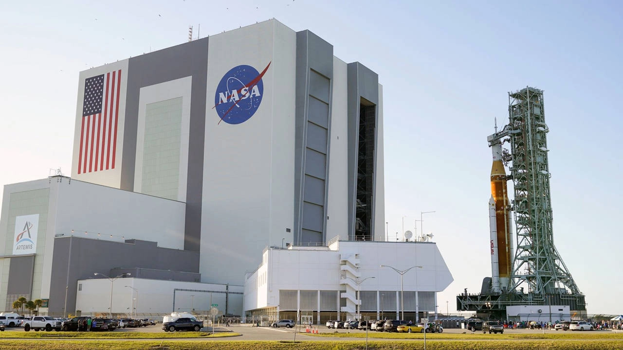 NASA, Ay projesi için cebindeki bozuk paraları bile sayamıyor!