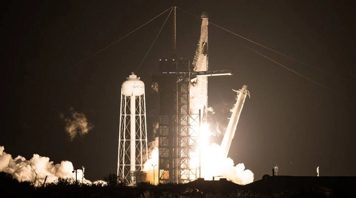 NASA, SpaceX'in astronot taşıyan uzay aracını yolladı: Uzayın Sınırlarını Zorlamaya Devam!