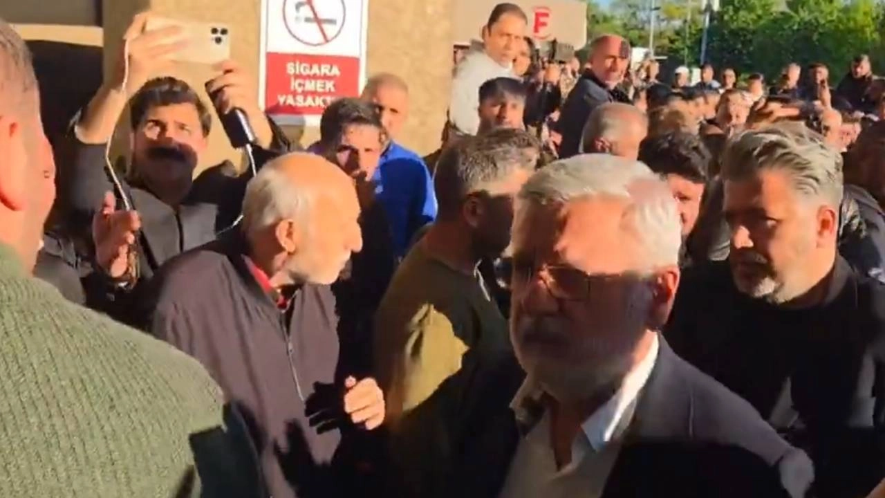 "Önder'i kaybettiği hastaneye giden Mehmet Metiner protesto yağmuruna tutuldu!"
