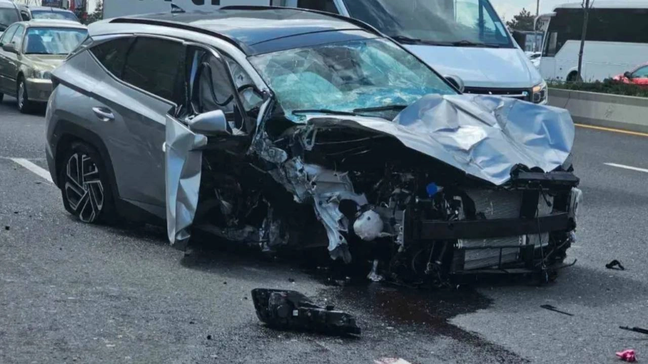 Otomobilin kontrolü kaybedilerek otobüs durağına çarpması sonucu 2 kişi ağır yaralandı!