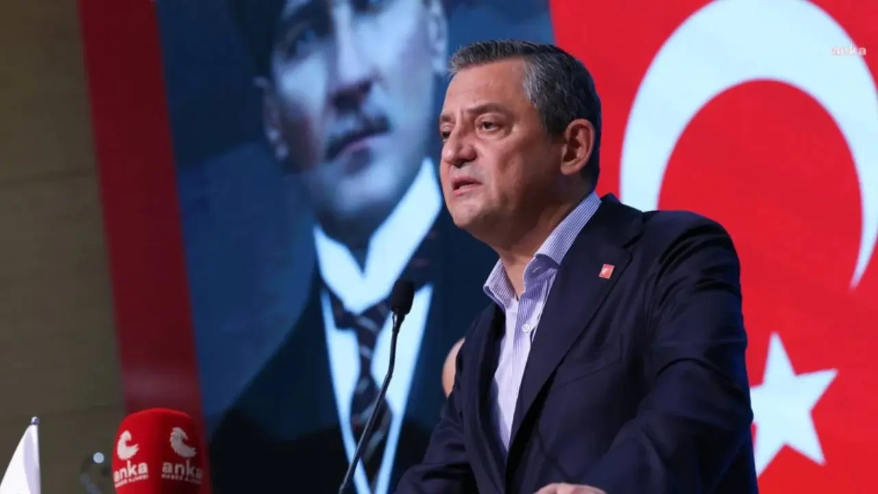 Özgün Başlık: CHP Lideri Özel, Zafer Partisi Genel Başkanı Özdağ'ın Duruşmasına Sürpriz Katılım Sağlayacak!